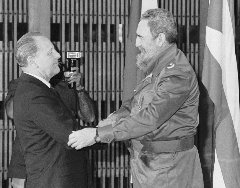 Generln tajemnk V KS Milo Jake (vlevo) a generln tajemnk V KS Kuby, pedseda sttn rady a rady ministr Kubnsk republiky Fidel Castro v rozhovoru ped pevzetm du Klementa Gottwalda.